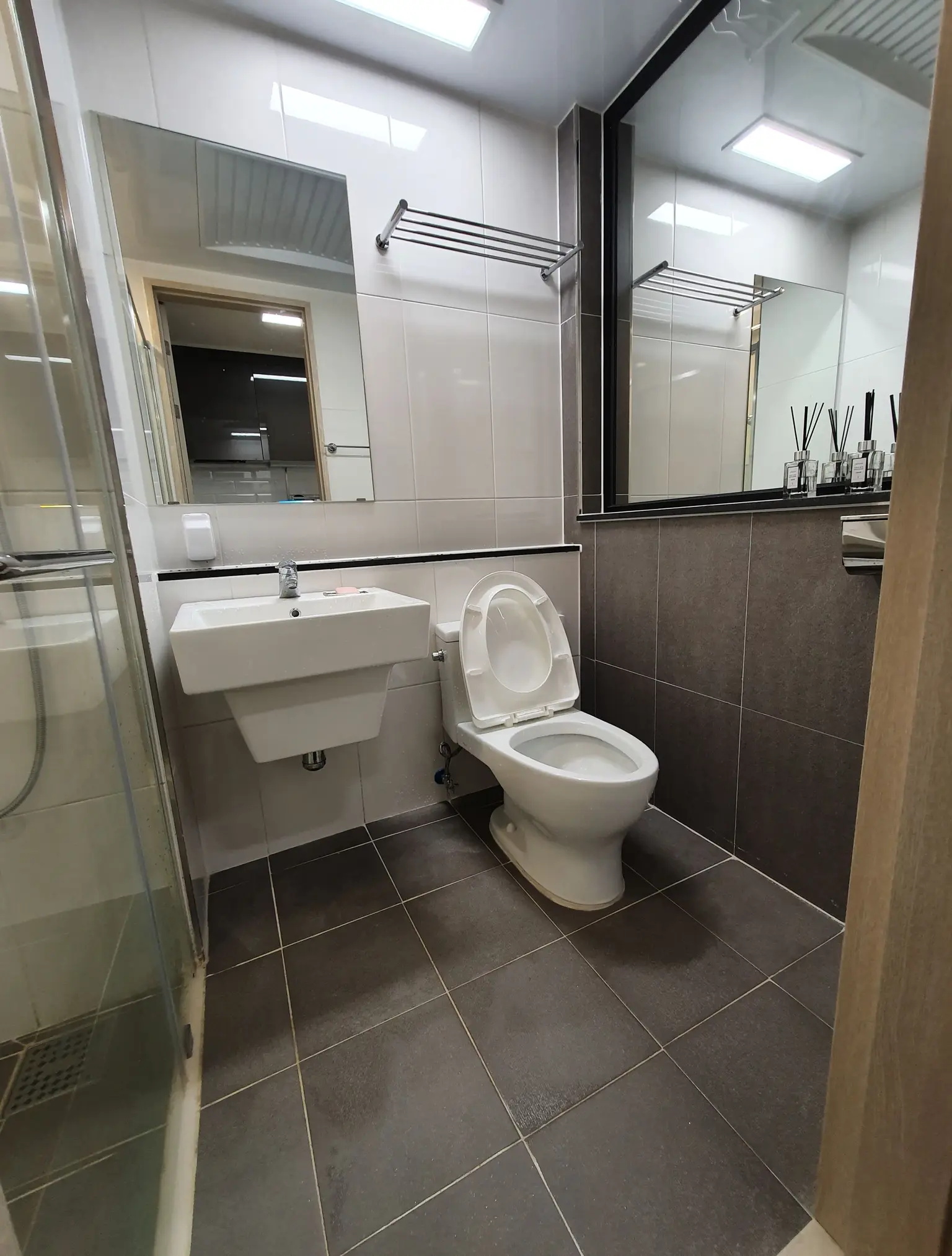 Bathroom-{{toilet_count}} photo 2 - Accommodation with terrace (1BR & sleeps 1)