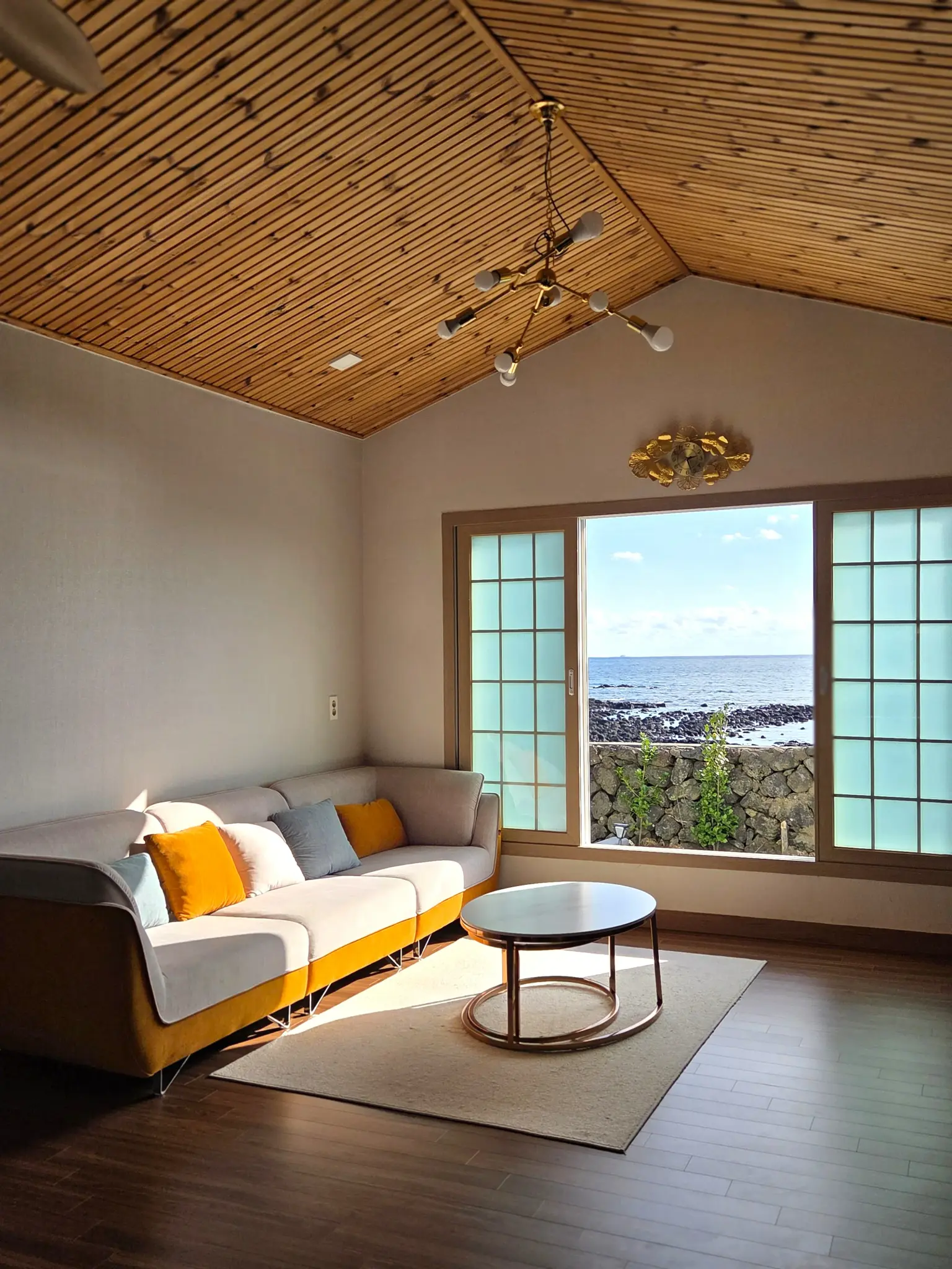 Seogwipo, Jeju A detached house in Sincheon Mural Village with ocean views, sunrise views, and night views. - main image