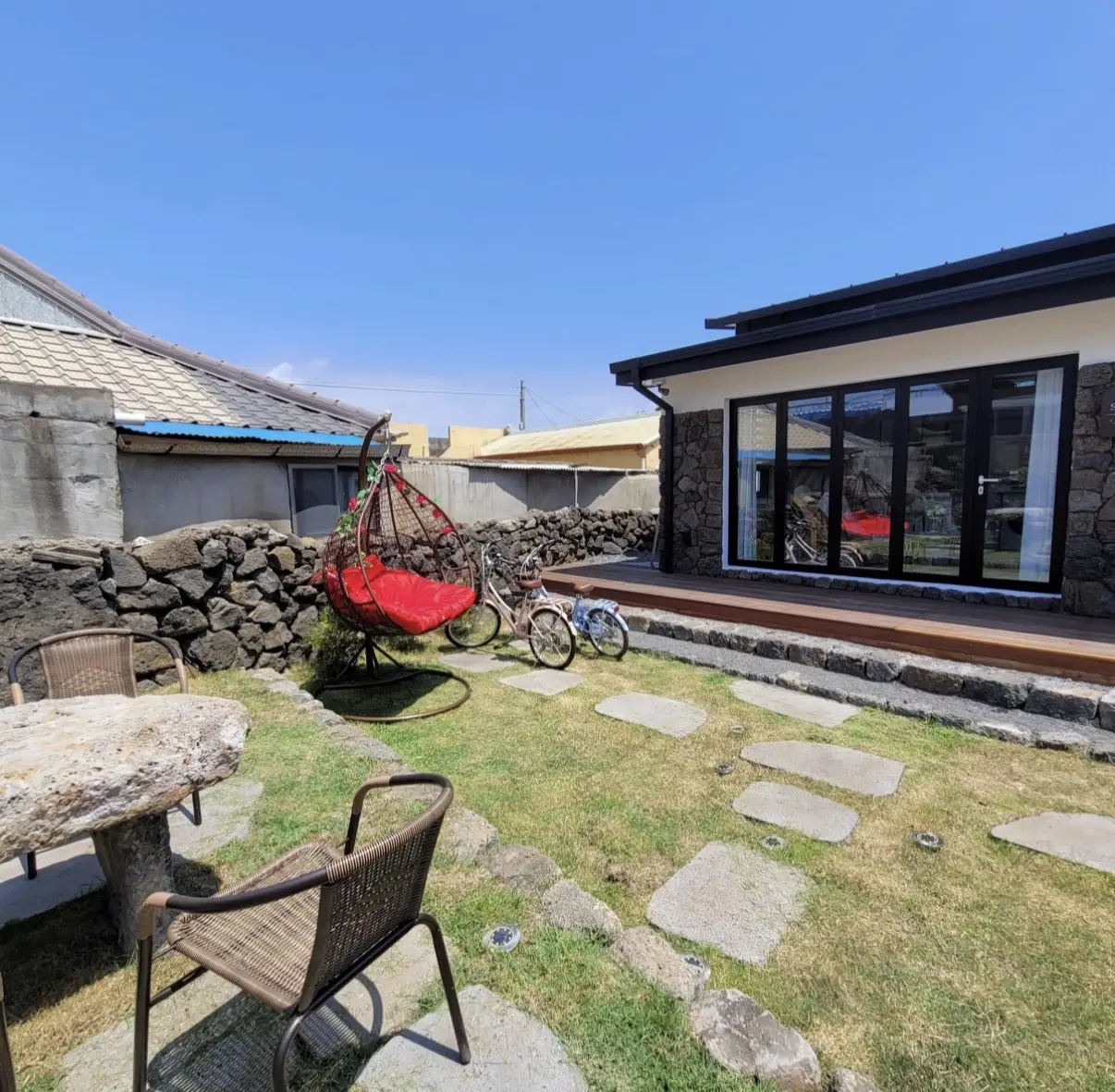 西帰浦/大正 広い庭に石垣感性の分離型ワンルーム複層住宅 - main image