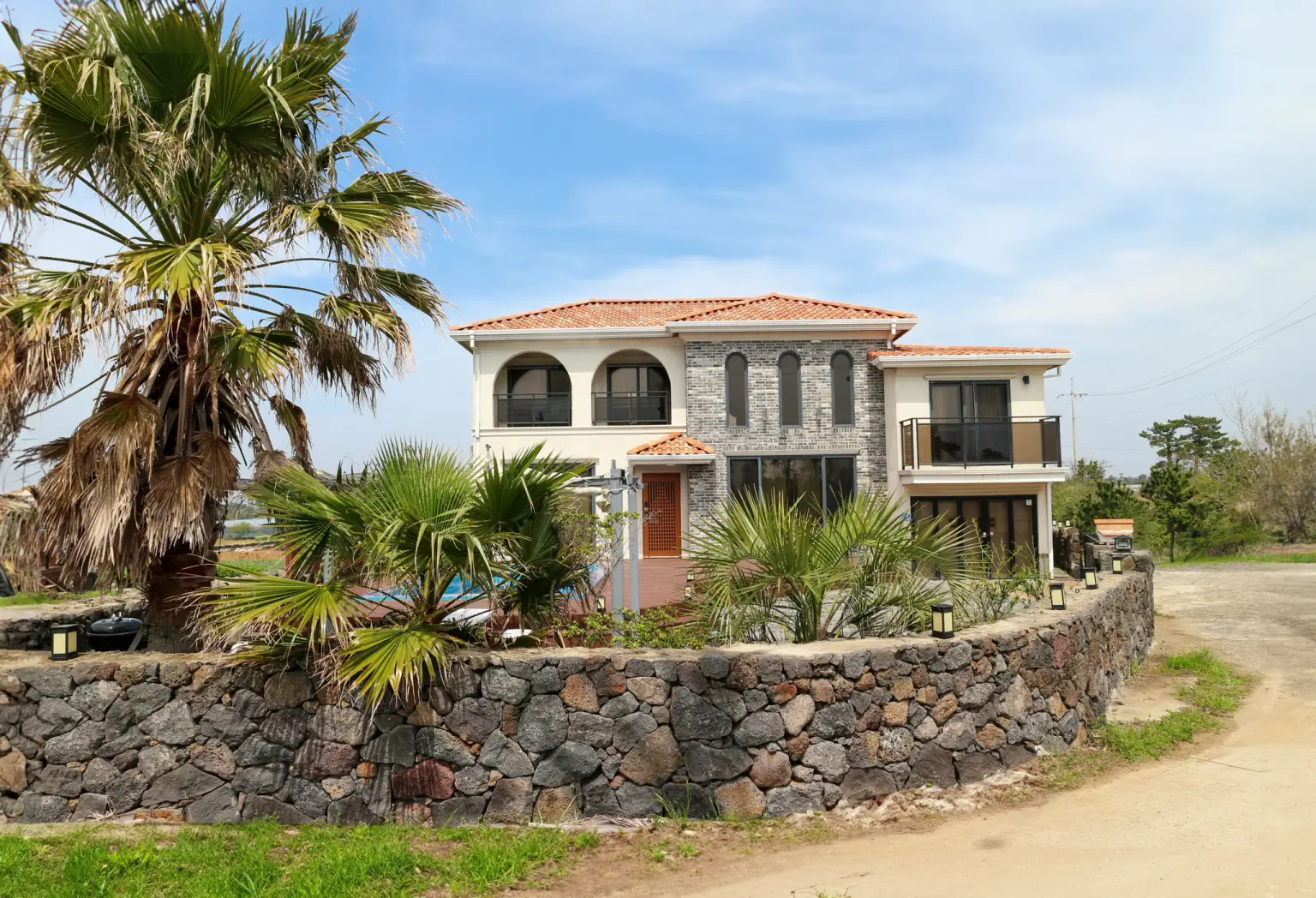  European-style private accommodation (swimming pool available from the second week of June to September) - main image