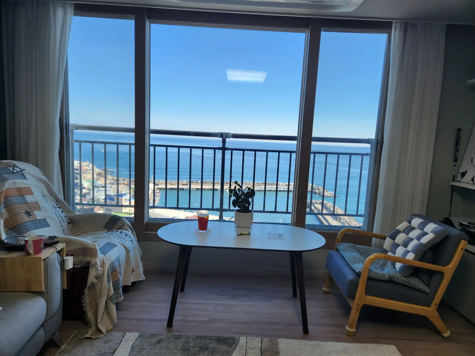 Gyeongbuk Yeongdeok Ocean view, sunrise ocean view 26 pyeong two-room apartment - main image