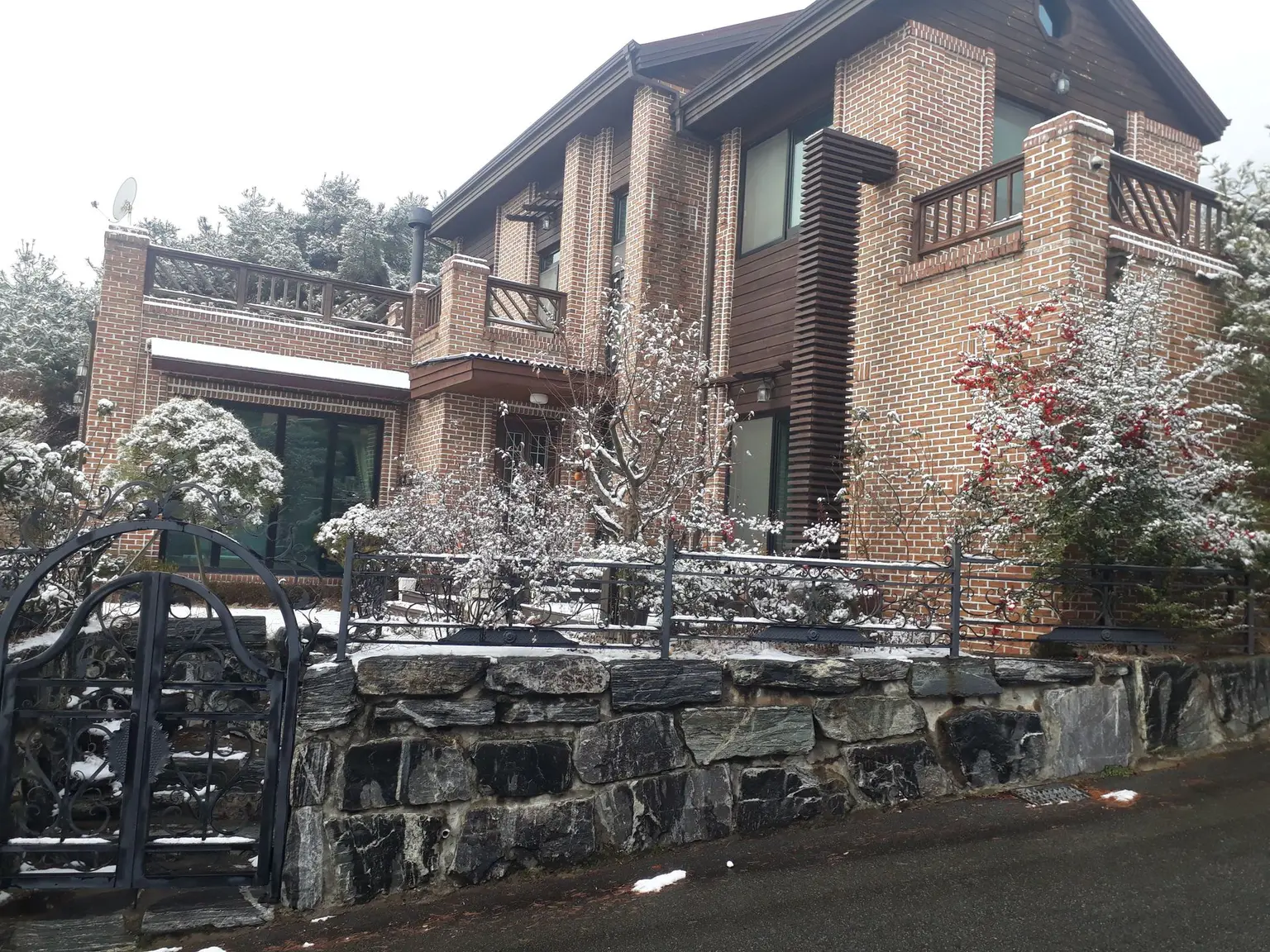 Gyeongbuk Gyeongsan A two-story detached house in a high-class country home at the foot of Mt. Palgongsan - main image