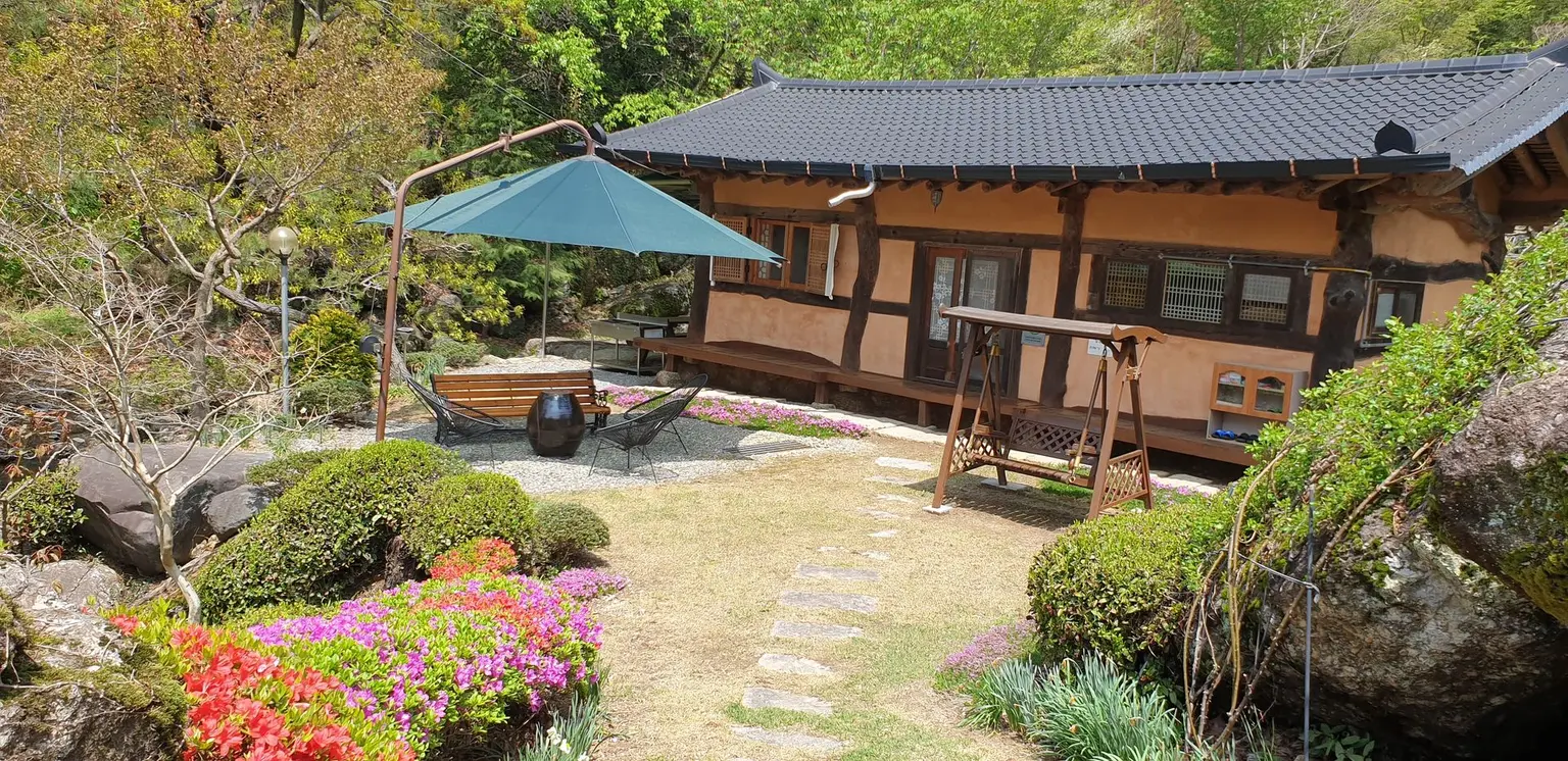 Gyeongnam Hadong A yellow clay room with a beautiful garden - main image