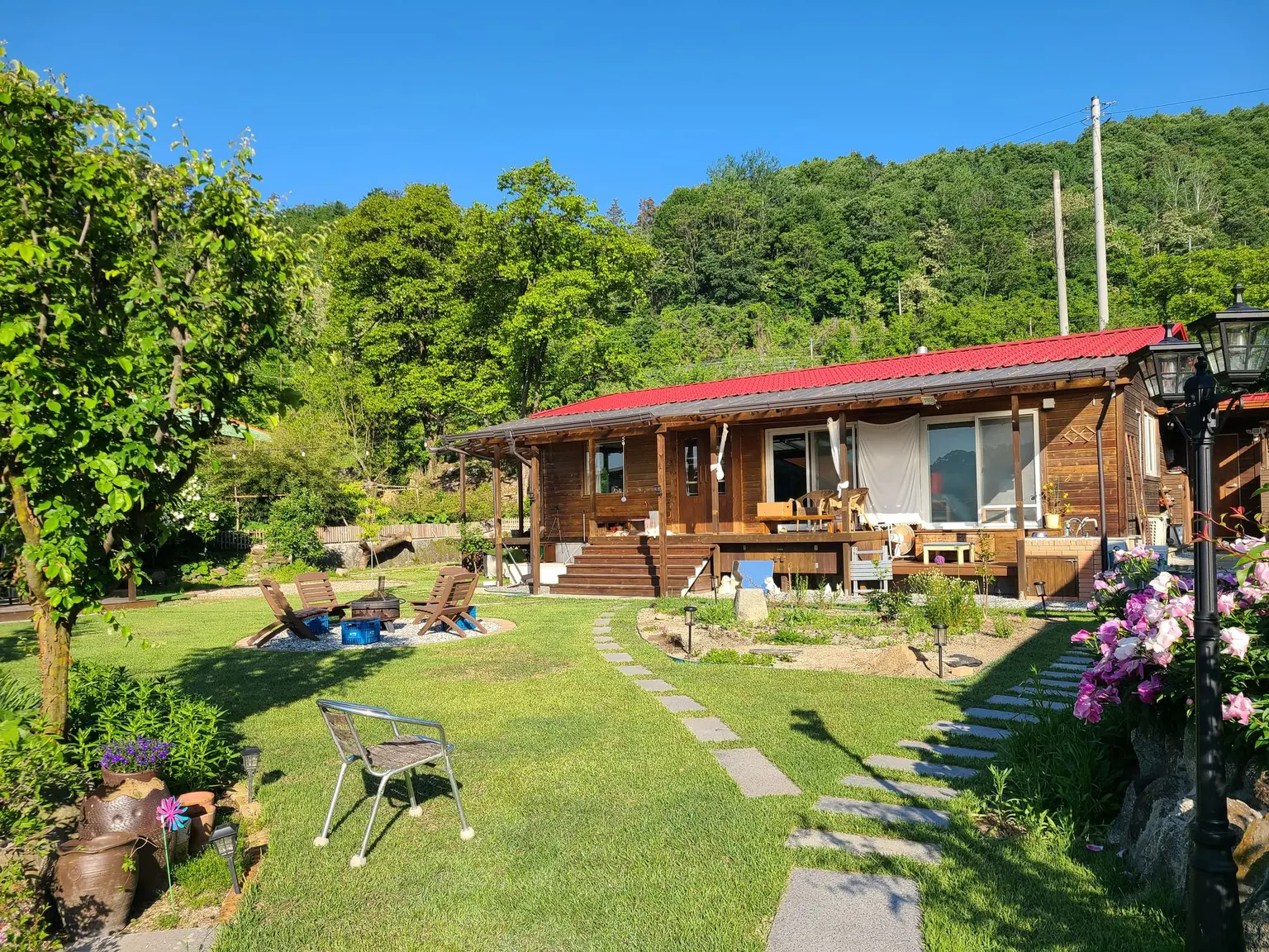 Chungbuk Yeongdong with a yard & countryside stay House 1BR & sleeps 4 Between Daejeon and Yeongdong Cozy emotional accommodation Spacious yard Country house As is Cover Photo