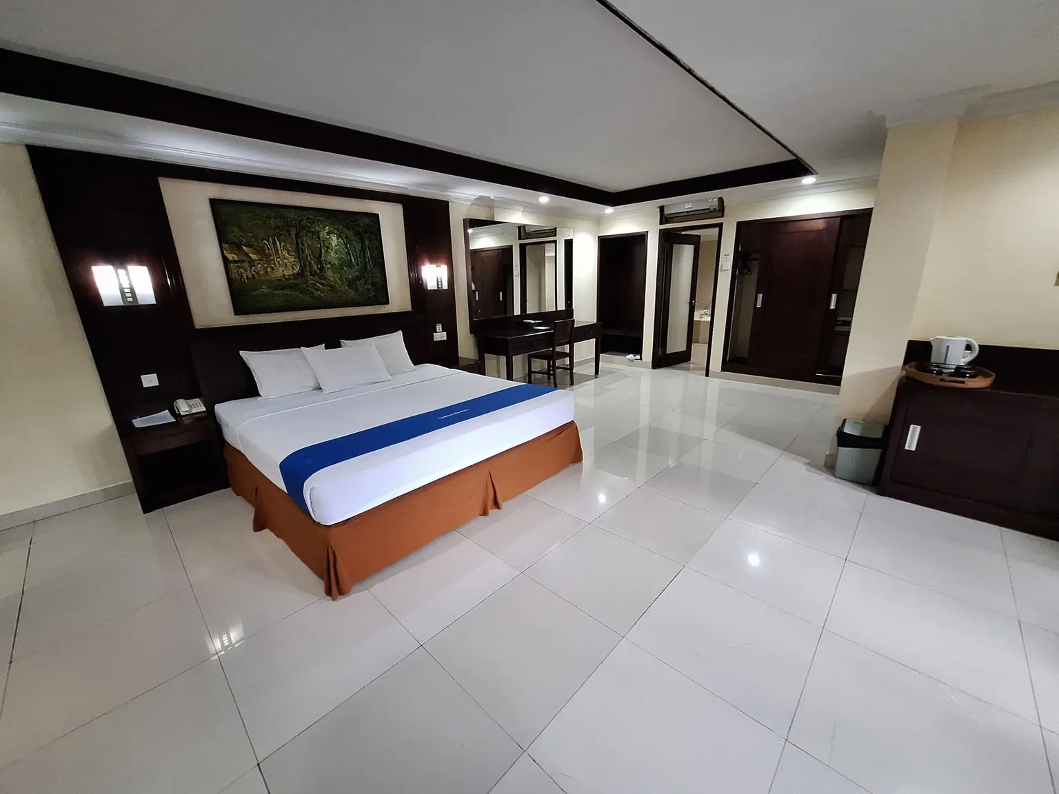 バリ_クタ 海近 ホテル 1ベッドルーム・最大4名 共用プールがあるチャンプルンマスホテル＃Suite Room 代表写真