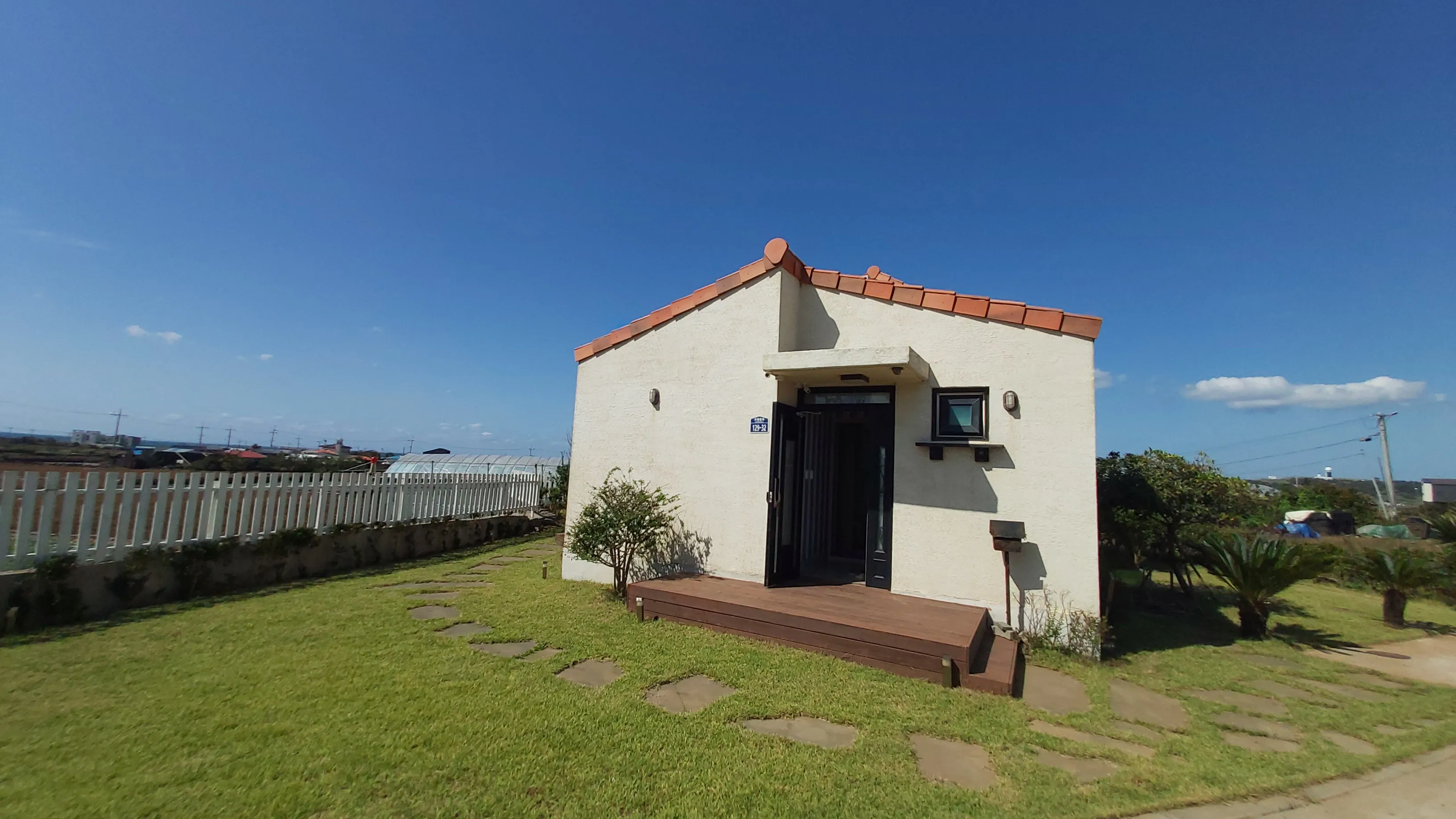 Daejeong-eup Coastal Three-Bedroom Villa