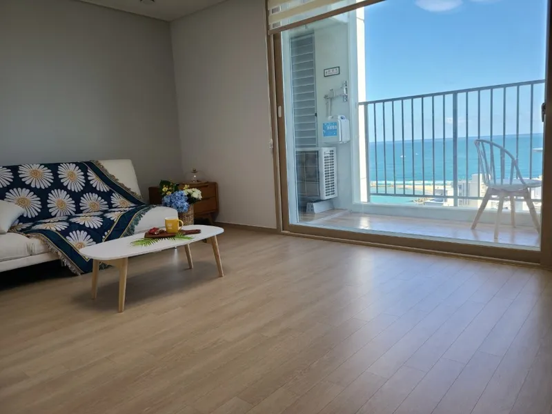 [Gangneung] Yeongjin Beach Ocean View Guaranteed Cider House 20 Pyeong Room 1, Living Room 1 6