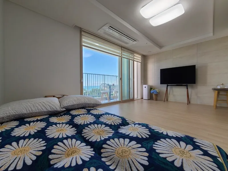 [Gangneung] Yeongjin Beach Ocean View Guaranteed Cider House 20 Pyeong Room 1, Living Room 1 7