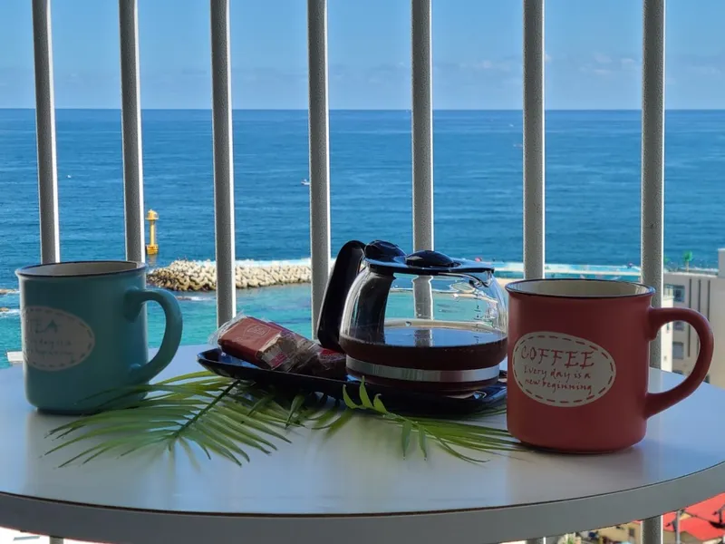 [Gangneung] Yeongjin Beach Ocean View Guaranteed Cider House 20 Pyeong Room 1, Living Room 1 2