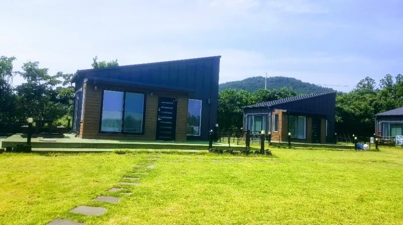 [서귀포 표선][보름부터 가능] 서귀포 넓은 잔디마당 있는 시골감성 복층 힐링독채 B 2