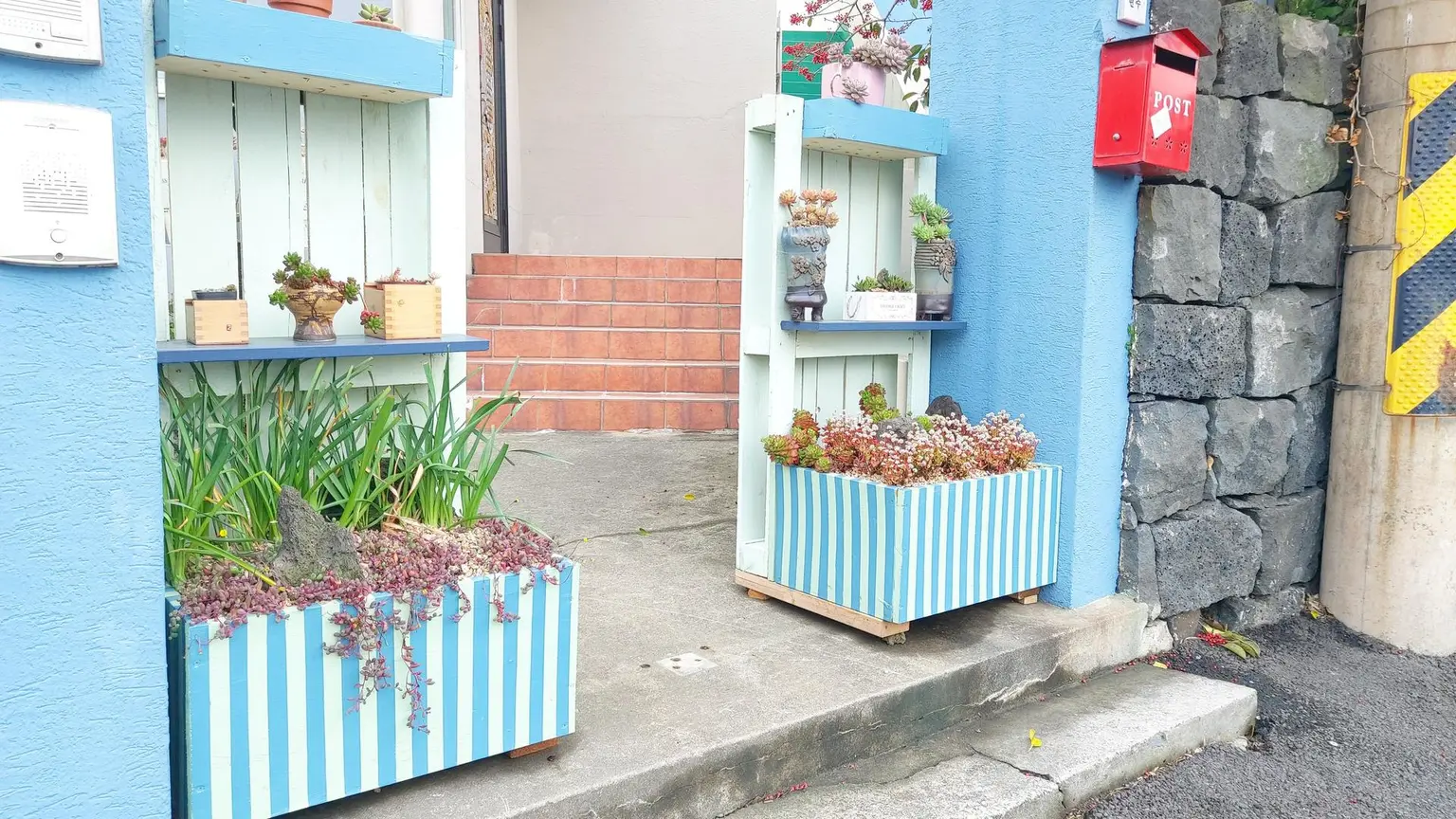 【济州】距离机场步行10分钟_济州岛石坝屋2楼【两间房】#非常欢迎家庭入住 - main image