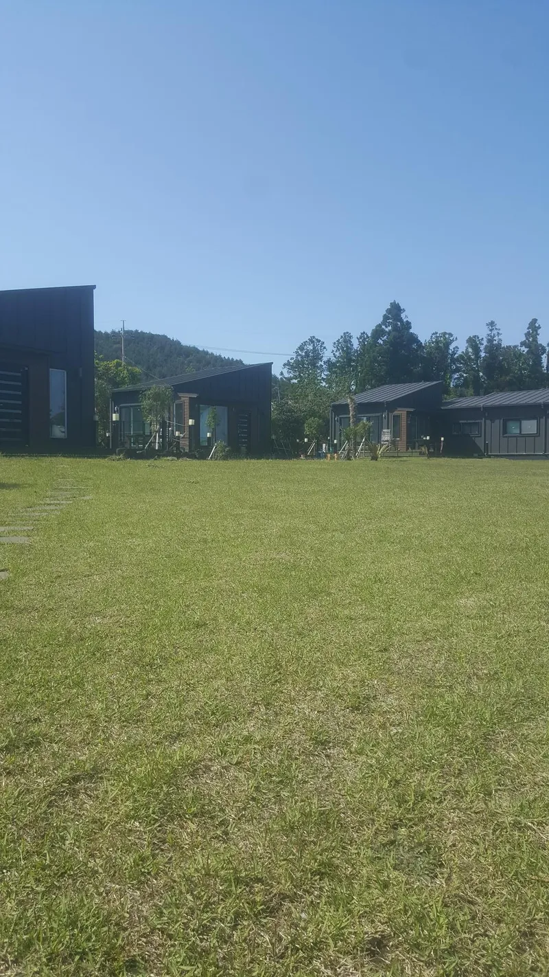 [서귀포 표선][보름부터 가능] 서귀포 넓은 잔디마당 있는 시골감성 복층 힐링독채 B 11
