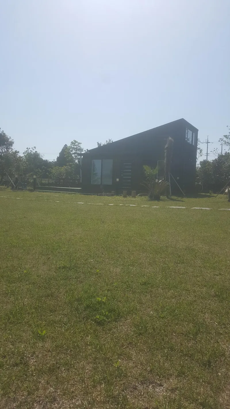 [서귀포 표선][보름부터 가능] 서귀포 넓은 잔디마당 있는 시골감성 복층 힐링독채 B 13