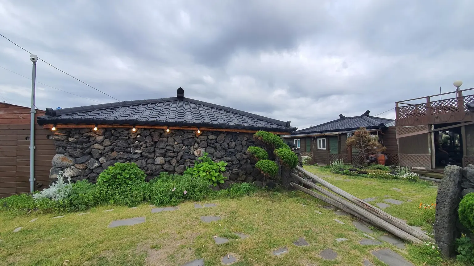 済州板浦 板浦浦区の前、静かな美しい伝統家屋の石垣 - main image