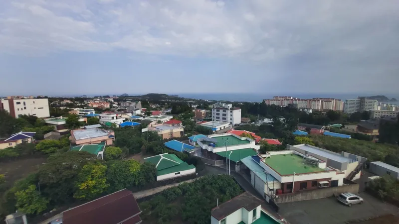 [Seoho-dong, Seogwipo] Room 703: Ocean View from My Own Master Room Beyond the Floor-to-Floor Window_Newly Built Two-Room Wells Place 23