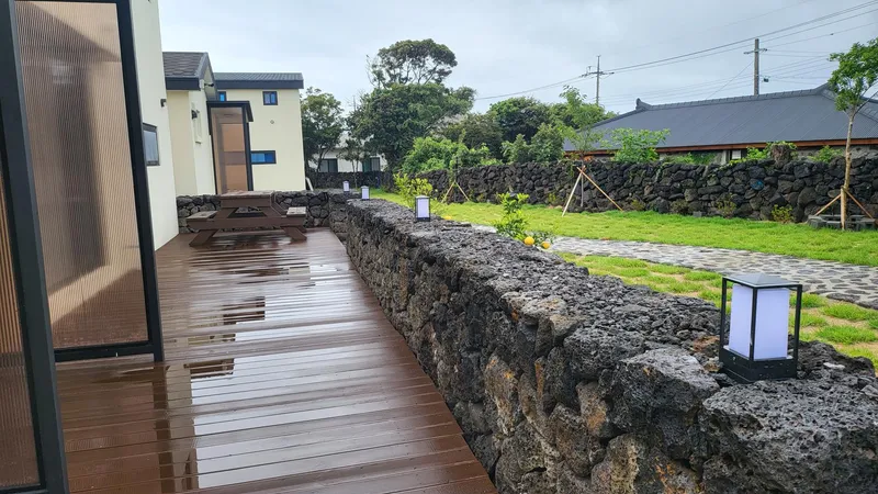 [Seongsan, Seogwipo] Stone wall, grass yard, independent house, two rooms + attic / living area is marked 5