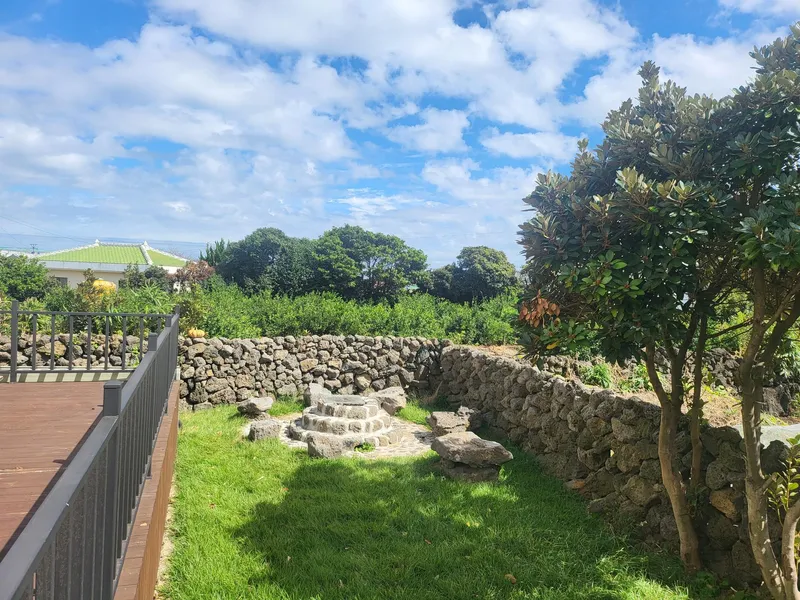 [Seongsan, Seogwipo] Stone wall, grass yard, independent house, two rooms + attic / living area is marked 26