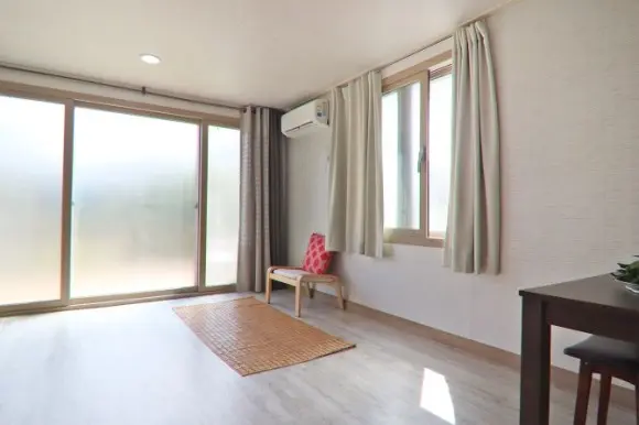 Seogwipo Pyoseon 102nd house in a country house full of humanity in a palm tree forest by the sea - main image
