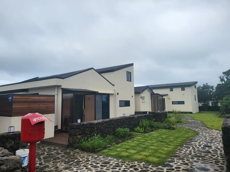[Seongsan, Seogwipo] Stone wall, grass yard, independent house, two rooms + attic / living area is marked 2