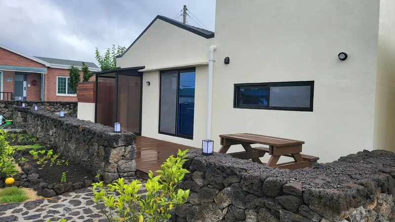 [Seongsan, Seogwipo] Stone wall, grass yard, independent house, two rooms + attic / living area is marked 4