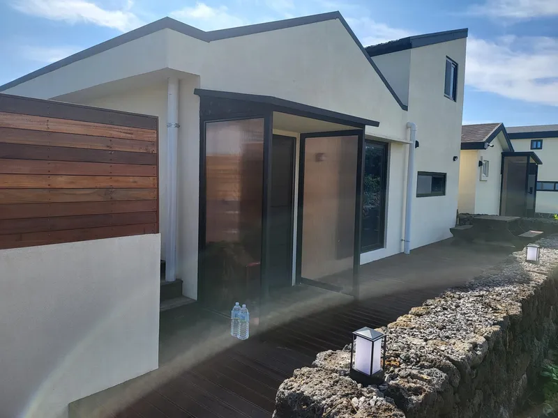 [Seongsan, Seogwipo] Stone wall, grass yard, independent house, two rooms + attic / living area is marked 6