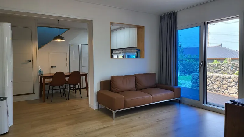 [Seongsan, Seogwipo] Stone wall, grass yard, independent house, two rooms + attic / living area is marked 8