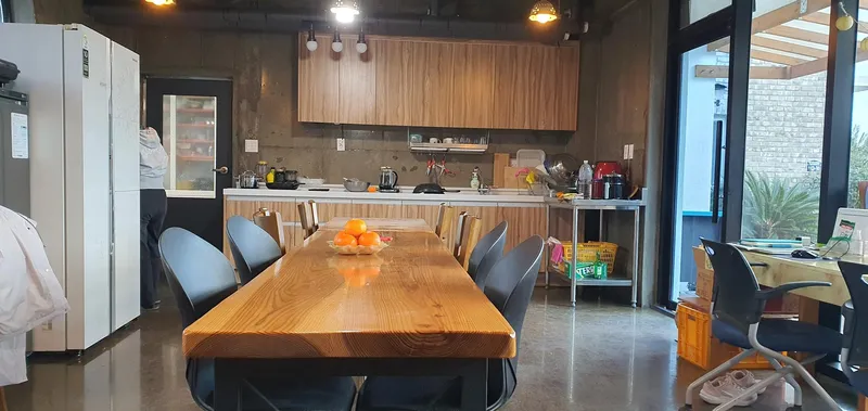 [Namwon, Seogwipo] 204, 2nd floor, wide window, cool view, 6 pyeong party room, Hanok style 69