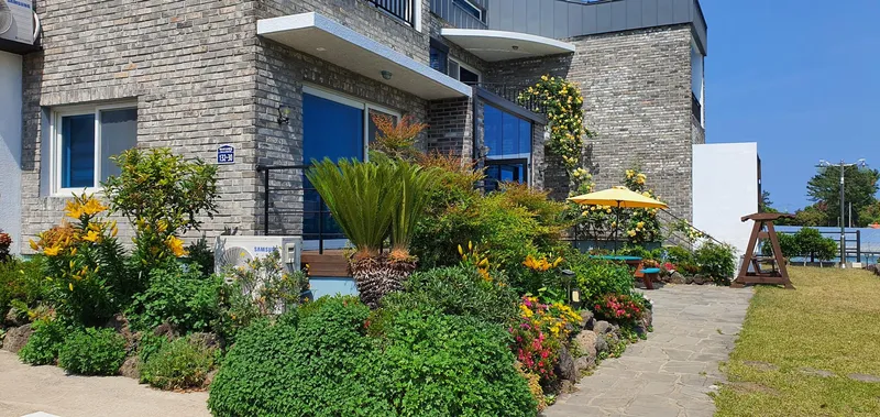 [Namwon, Seogwipo][Room 103] Private Family Space Terrace 2 Party Rooms 2 Large Rooms 2 Bathrooms 1 Living Room 52