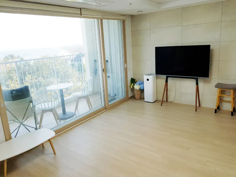 [Gangneung] Yeongjin Beach Ocean View Guaranteed Cider House 20 Pyeong Room 1, Living Room 1 4