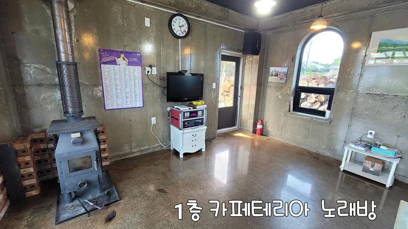 [Namwon, Seogwipo] 204, 2nd floor, wide window, cool view, 6 pyeong party room, Hanok style 73