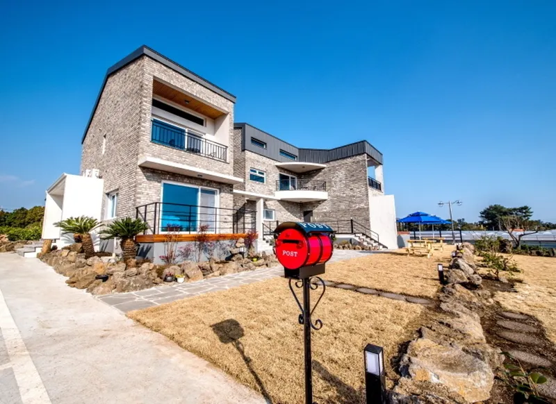 [Namwon, Seogwipo][Room 103] Private Family Space Terrace 2 Party Rooms 2 Large Rooms 2 Bathrooms 1 Living Room 92