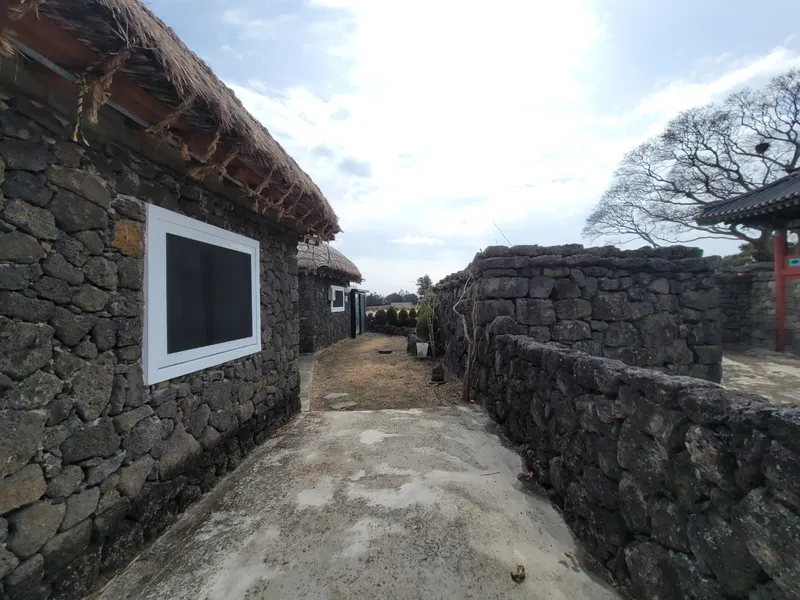 [Pyoseon, Seogwipo] Seongeup Folk Village East Gate Thatched House #Angeori 5