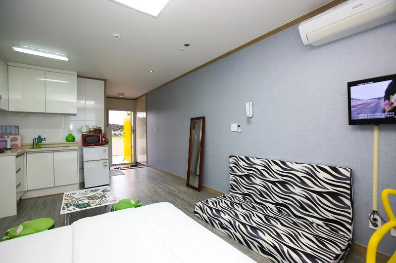 [Hallim, Jeju][Jeju Hyeopjae] Ocean view one-room house with a view of Geumneung sea #Biyangdo sunset #Yellow room 8