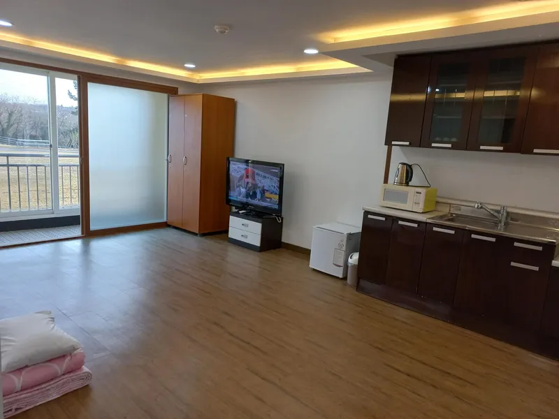 [제주 조천] 거문오름 인근에 위치한 1.5룸 스테이 B #무보증금(취사가능) 2