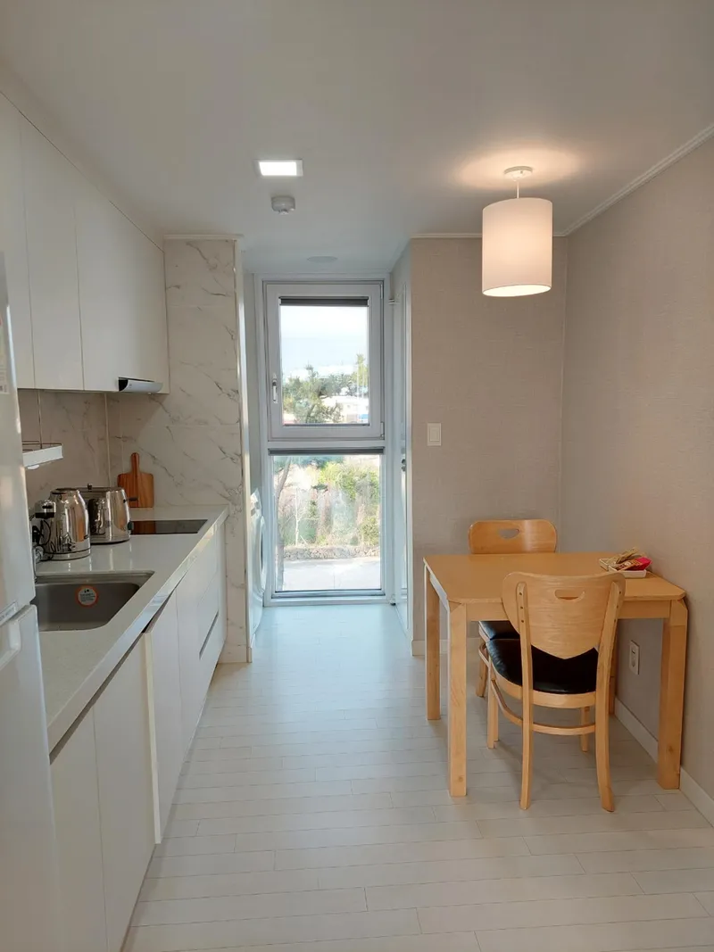 [Hallim, Jeju][Jeju Geumneung] A spacious one-room apartment on the third floor, surrounded by the forest and a delicious restaurant with natural lighting. 7