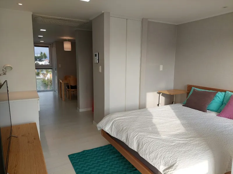 [Hallim, Jeju][Jeju Geumneung] A spacious one-room apartment on the third floor, surrounded by the forest and a delicious restaurant with natural lighting. 6