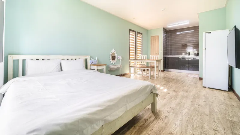 [Seongsan, Seogwipo] Side Ocean View One Room Stay with Grass Garden #Honey 3