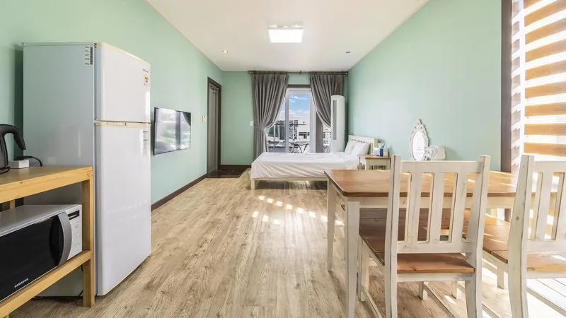 [Seongsan, Seogwipo] Side Ocean View One Room Stay with Grass Garden #Honey 8