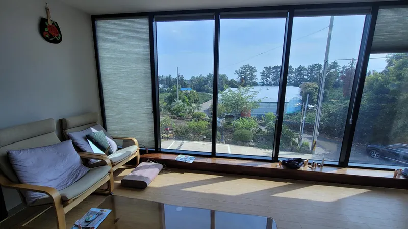 [Namwon, Seogwipo] 204, 2nd floor, wide window, cool view, 6 pyeong party room, Hanok style 50