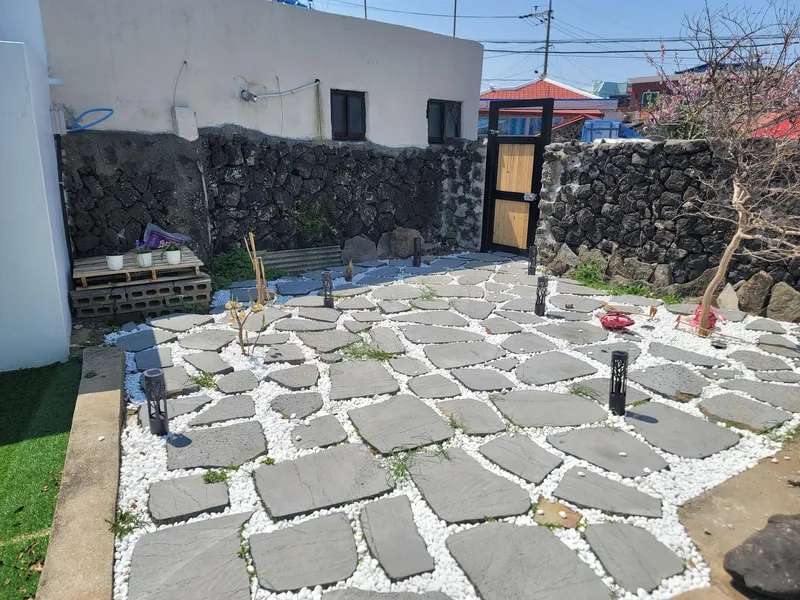 [Jocheon, Jeju] One-room detached house with green plant sensibility #2 min walk to the sea #yard 8