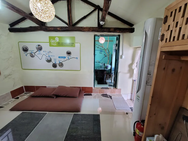 [Hangyeong, Jeju] Traditional stone house with a detached one-room house decorated with basalt volcanic ash #SaveMeHomes 9