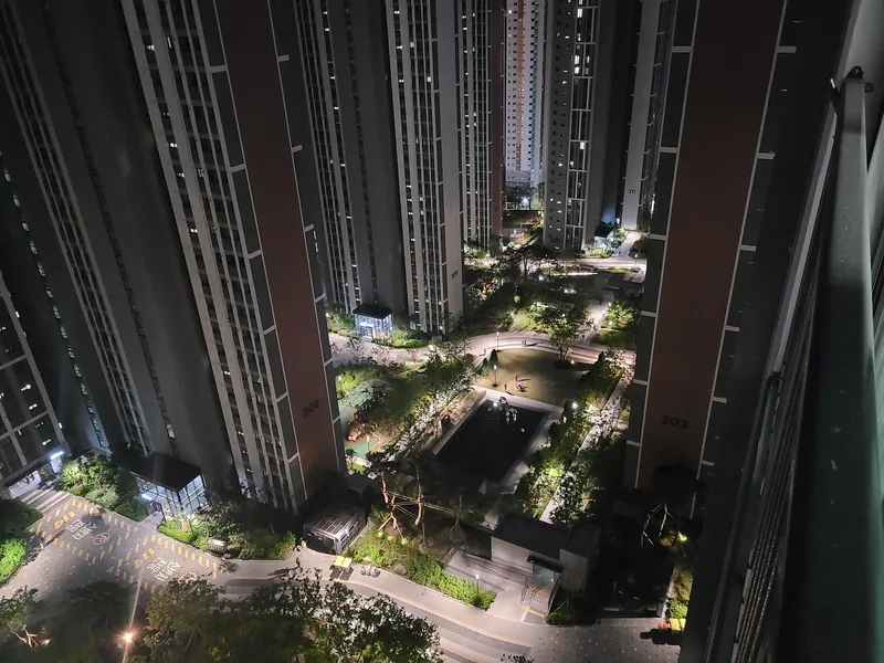 [Buk-gu, Busan] 18th floor view, forest area, 35 pyeong apartment, 4 rooms # Station area # 13