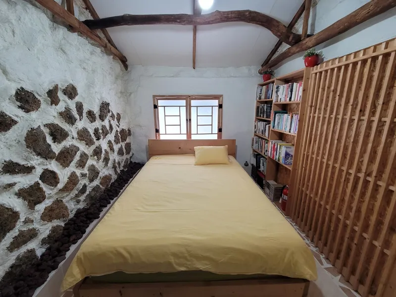 [Hangyeong, Jeju] Traditional stone house with a detached one-room house decorated with basalt volcanic ash #SaveMeHomes 2