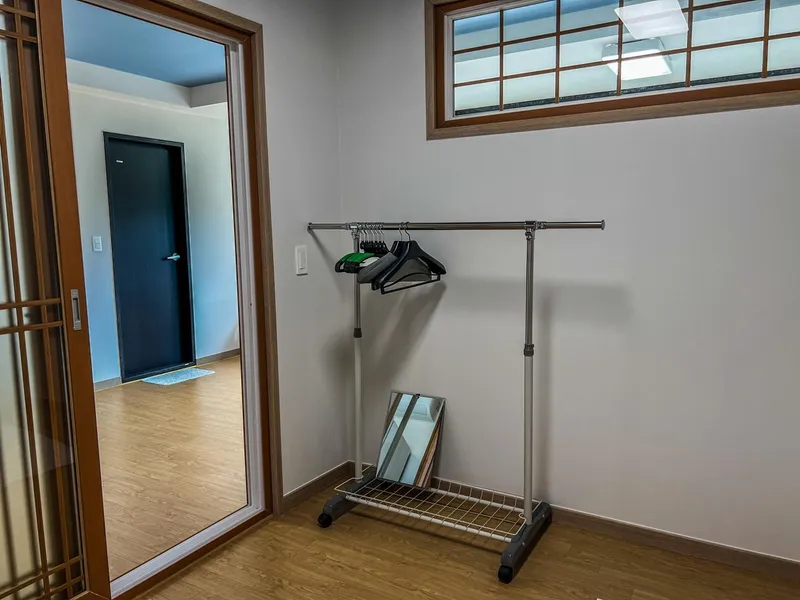 [Namwon, Seogwipo] 204, 2nd floor, wide window, cool view, 6 pyeong party room, Hanok style 45