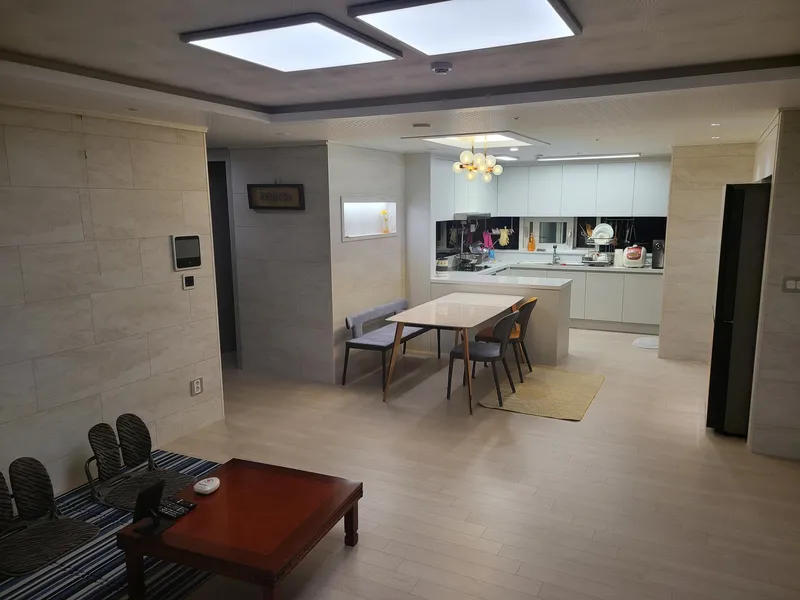[Buk-gu, Busan] 18th floor view, forest area, 35 pyeong apartment, 4 rooms # Station area # 9