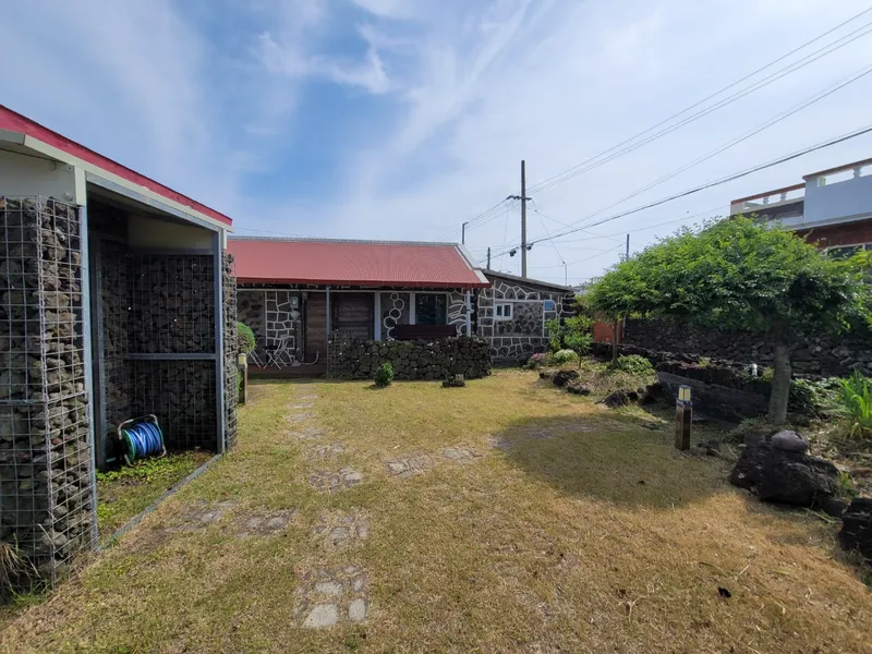 [Hangyeong, Jeju] Traditional stone house with a detached one-room house decorated with basalt volcanic ash #SaveMeHomes 14