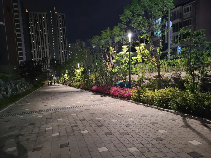 [Buk-gu, Busan] 18th floor view, forest area, 35 pyeong apartment, 4 rooms # Station area # 30