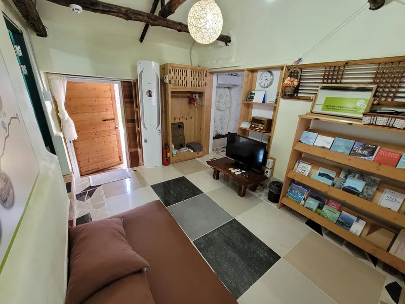 [Hangyeong, Jeju] Traditional stone house with a detached one-room house decorated with basalt volcanic ash #SaveMeHomes 5