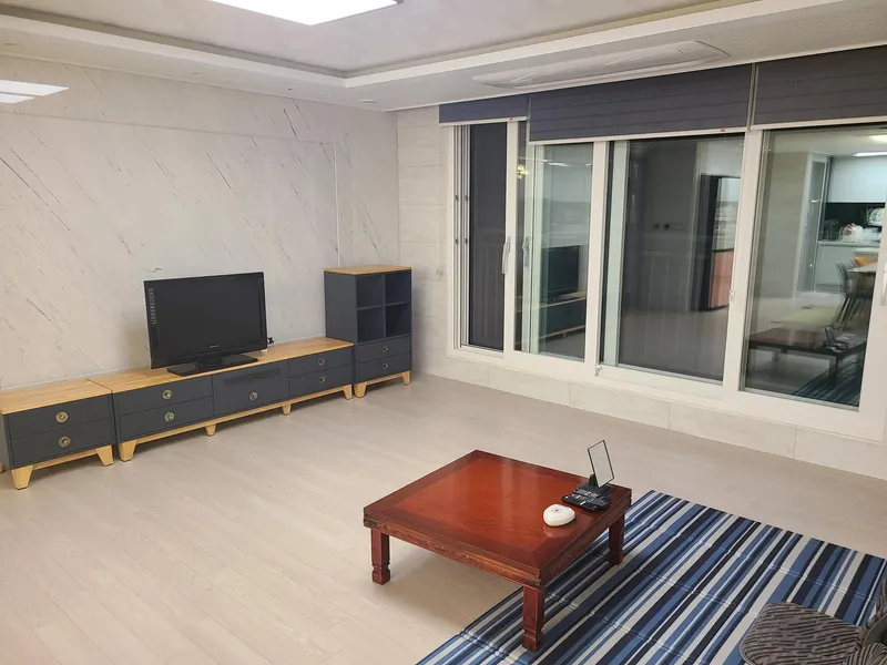 [Buk-gu, Busan] 18th floor view, forest area, 35 pyeong apartment, 4 rooms # Station area # 22