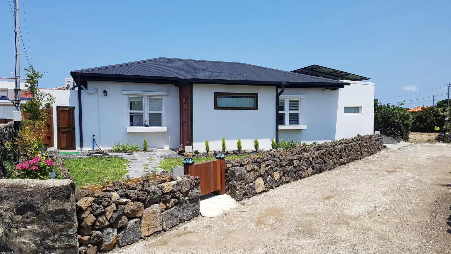 Jeju Gujwa Insta-worthy independent house with a yard and rooftop within a 3-minute walk from the fantastic sea - main image
